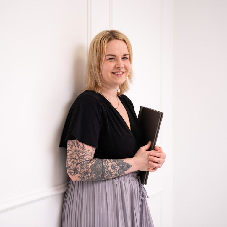 Ein Zauberer zeigt Karten während eines Abendessens mit Gästen.