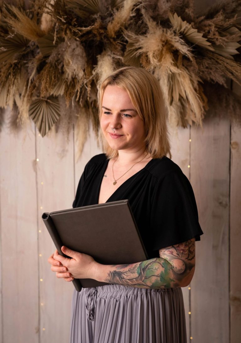 Ein elegantes Abendessen mit Kerzen, Blumen und einem Mann, der spricht.